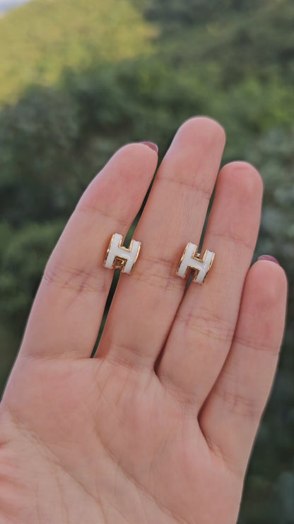 Aretes H blancos