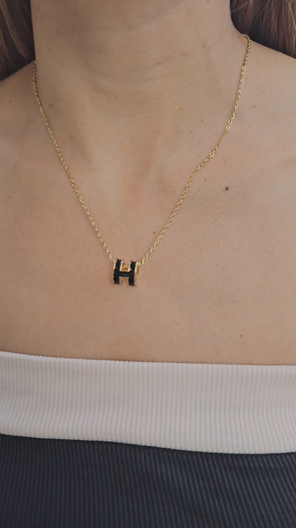 Collar H negro