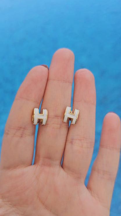 Aretes H blancos