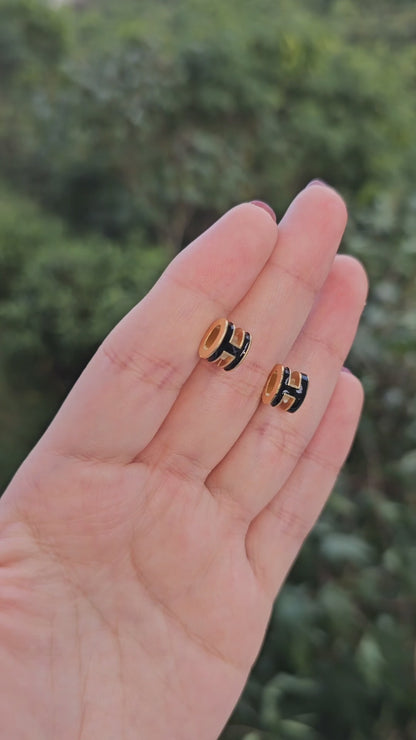 Aretes H negros