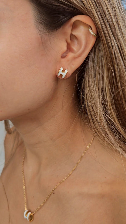Aretes H blancos