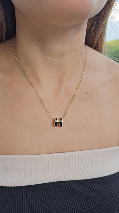 Collar H negro
